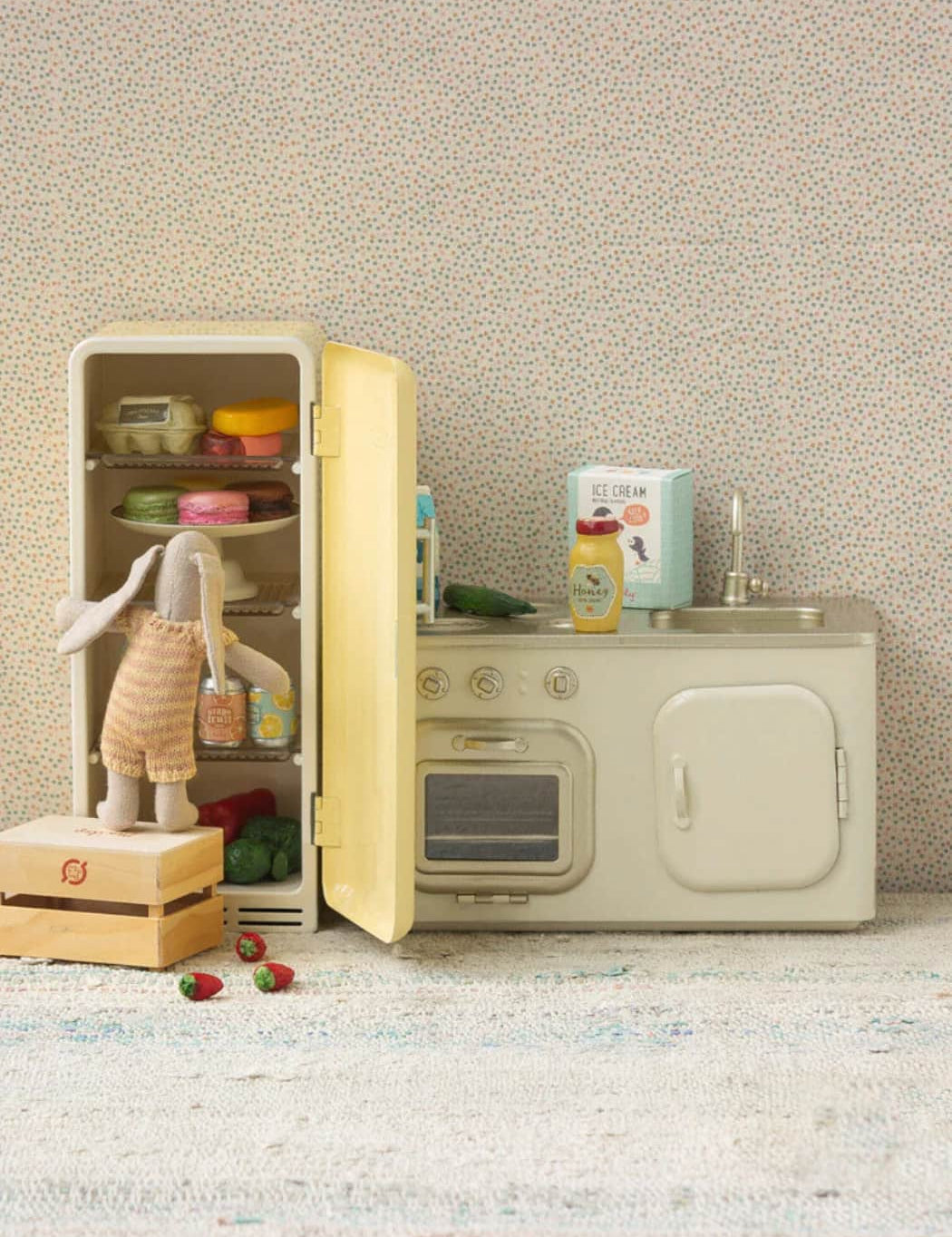 Maileg_yellow_fridge_2.jpg